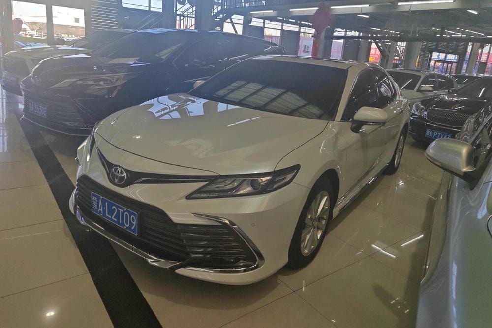 Toyota Camry 2023 — фото автомобиля 1