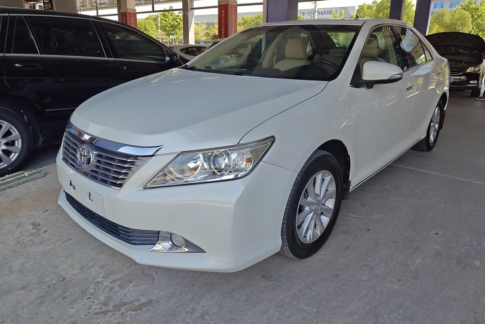 Toyota Camry 2013 — фото автомобиля