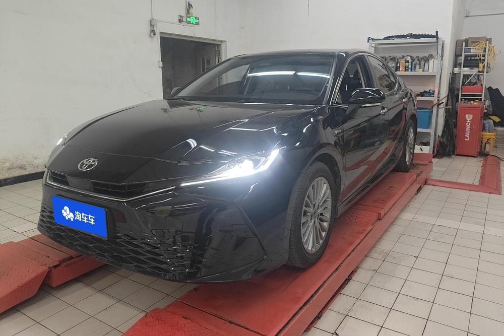 Toyota Camry 2024 — фото автомобиля 1