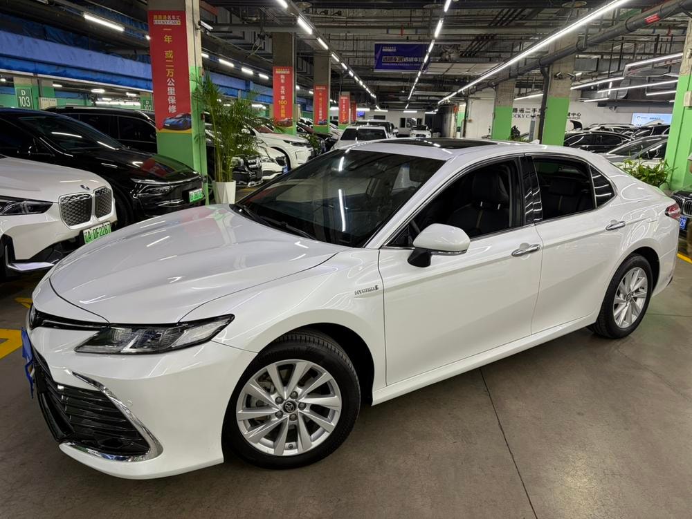 Toyota Camry 2021 — фото автомобиля 1