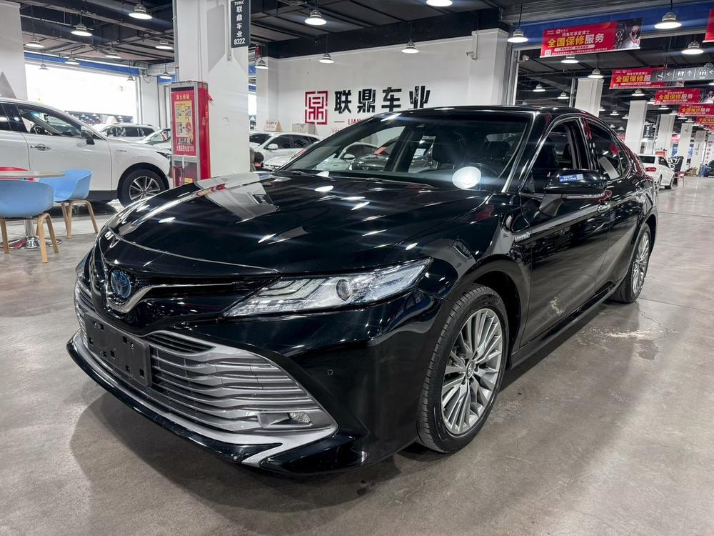 Toyota Camry 2019 — фото автомобиля