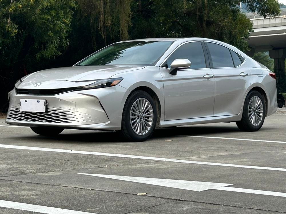 Toyota Camry 2026 — фото автомобиля 1