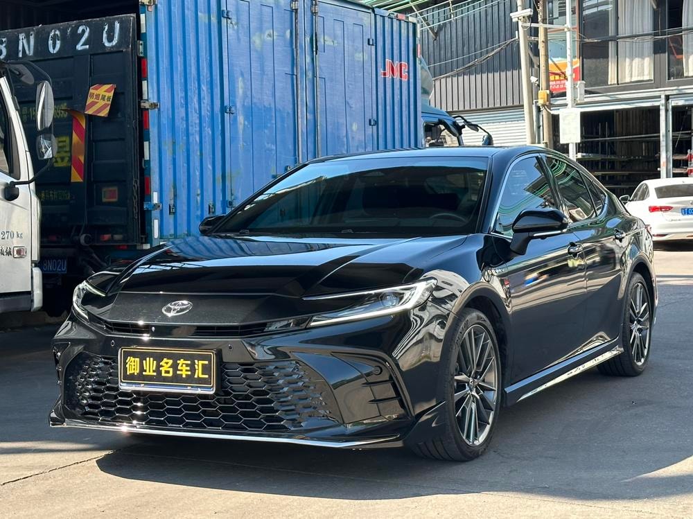 Toyota Camry 2025 — фото автомобиля 1