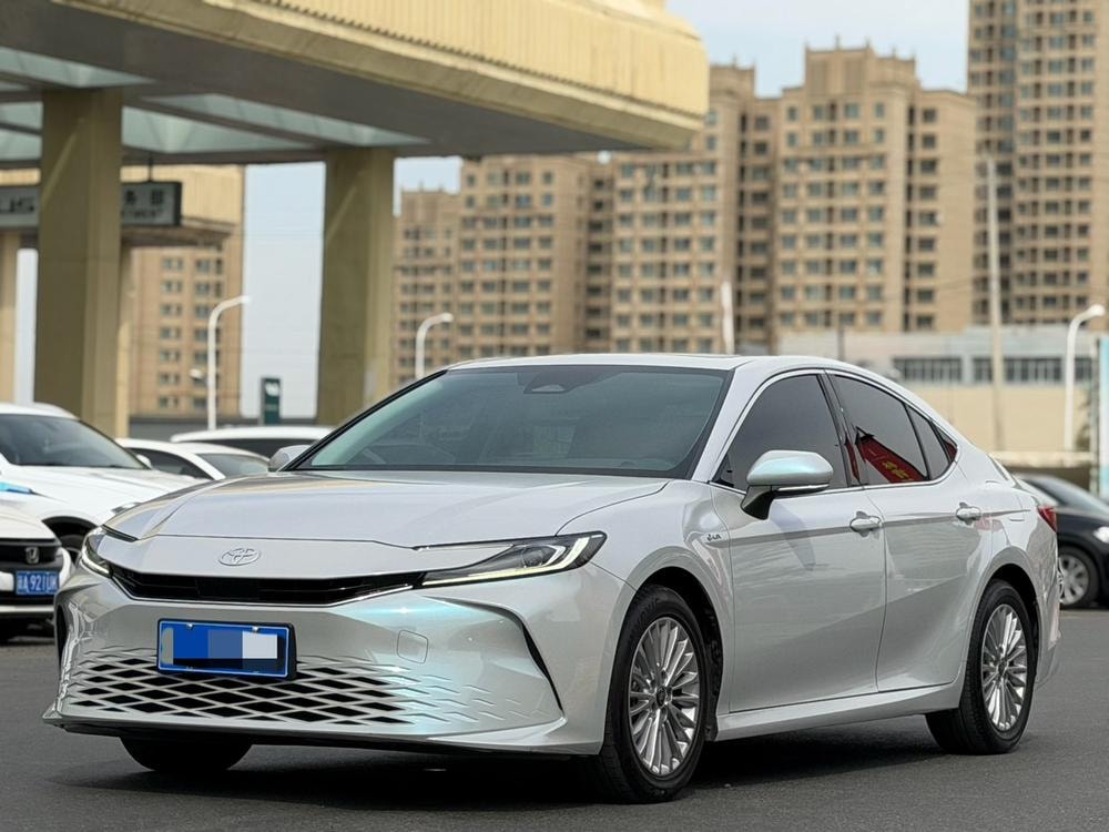 Toyota Camry 2024 — фото автомобиля 1