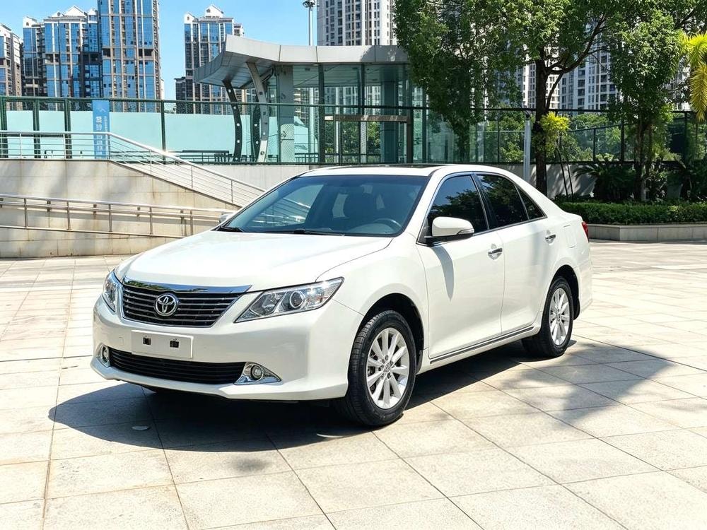 Toyota Camry 2013 — фото автомобиля