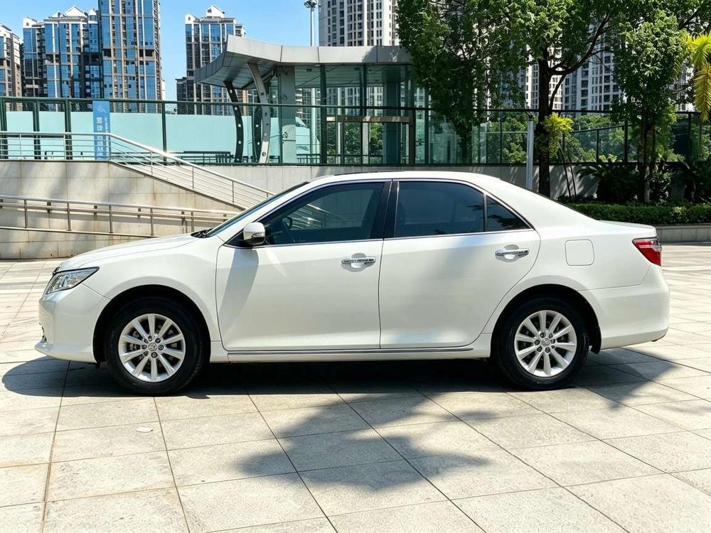 Toyota Camry 2013 — фото автомобиля