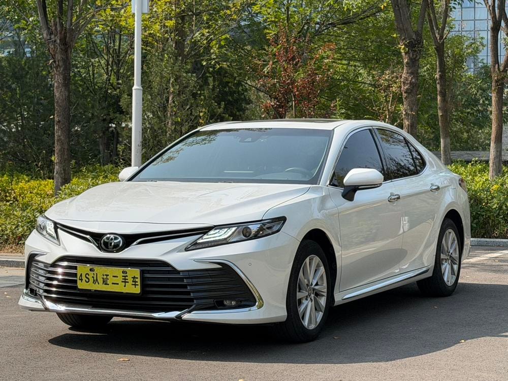 Toyota Camry 2023 — фото автомобиля