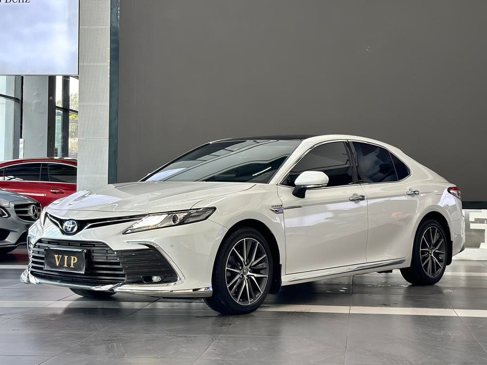 Toyota Camry 2023 — фото автомобиля 1