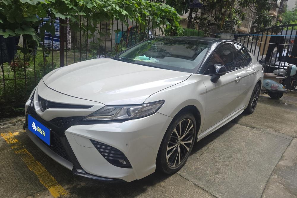 Toyota Camry 2019 — фото автомобиля