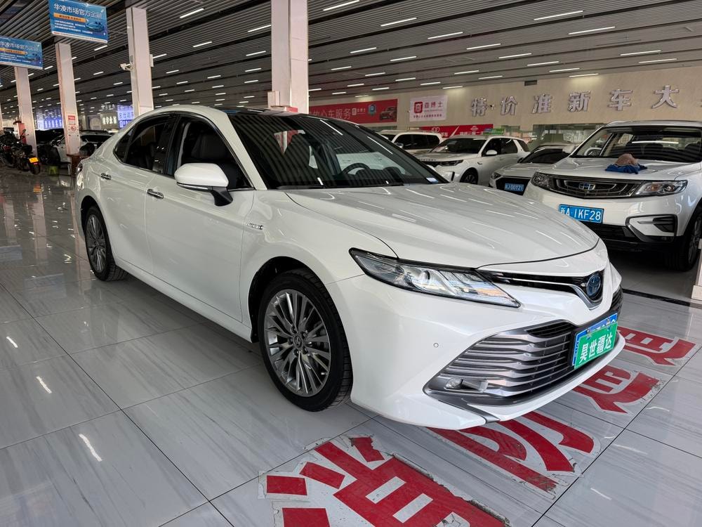 Toyota Camry 2018 — фото автомобиля
