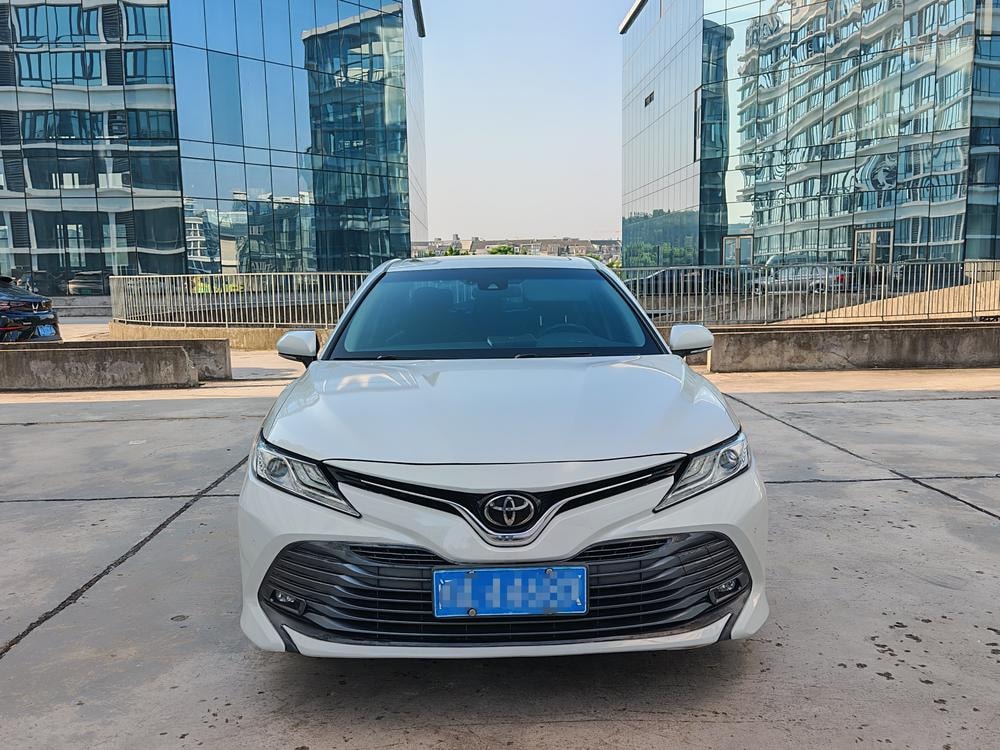 Toyota Camry 2019 — фото автомобиля