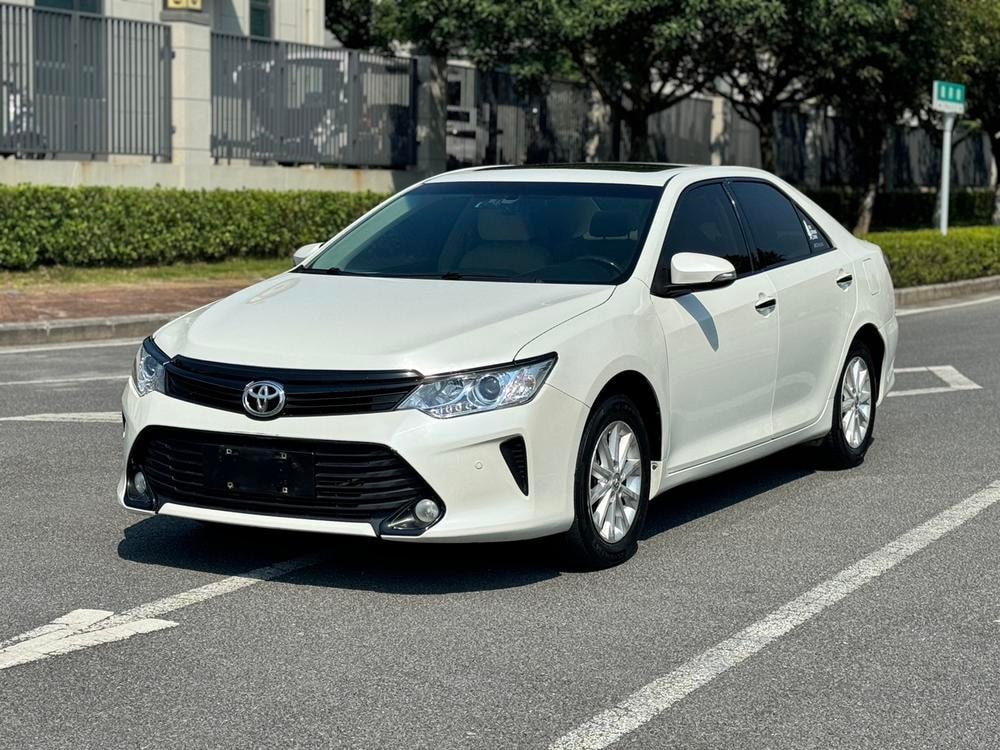 Toyota Camry 2016 — фото автомобиля
