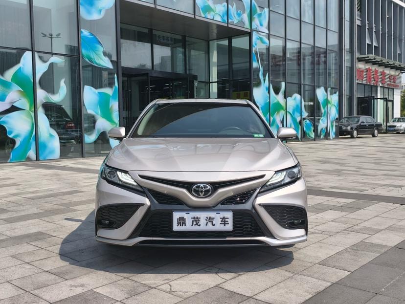 Toyota Camry 2021 — фото автомобиля