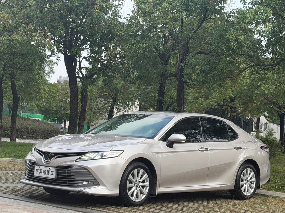 Toyota Camry 2019 — фото автомобиля