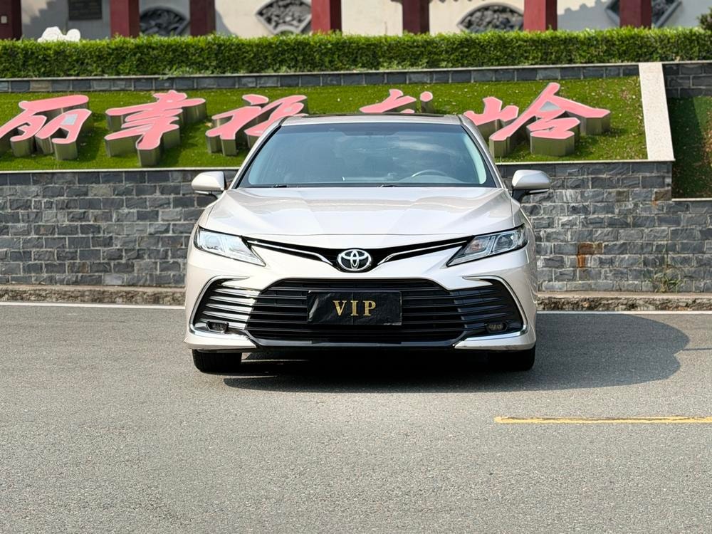 Toyota Camry 2022 — фото автомобиля