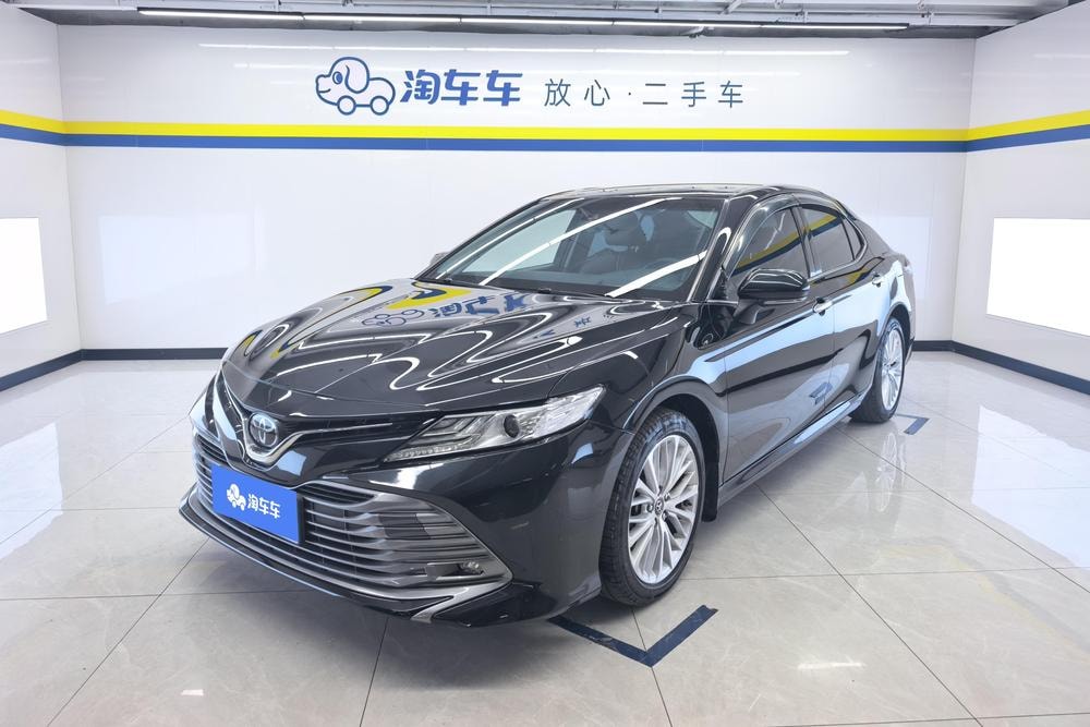 Toyota Camry 2019 — фото автомобиля