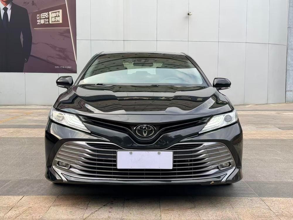 Toyota Camry 2019 — фото автомобиля