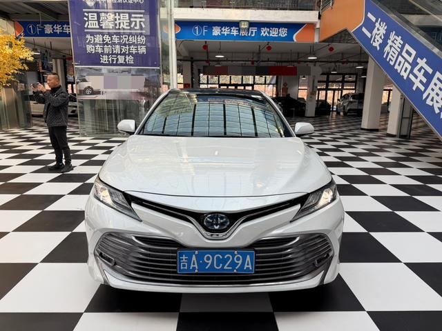 Toyota Camry 2021 — фото автомобиля
