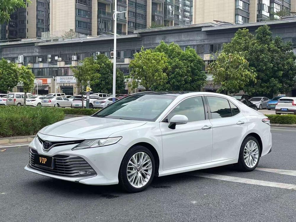Toyota Camry 2018 — фото автомобиля