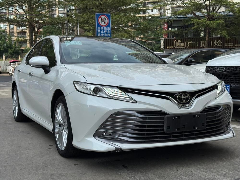 Toyota Camry 2018 — фото автомобиля