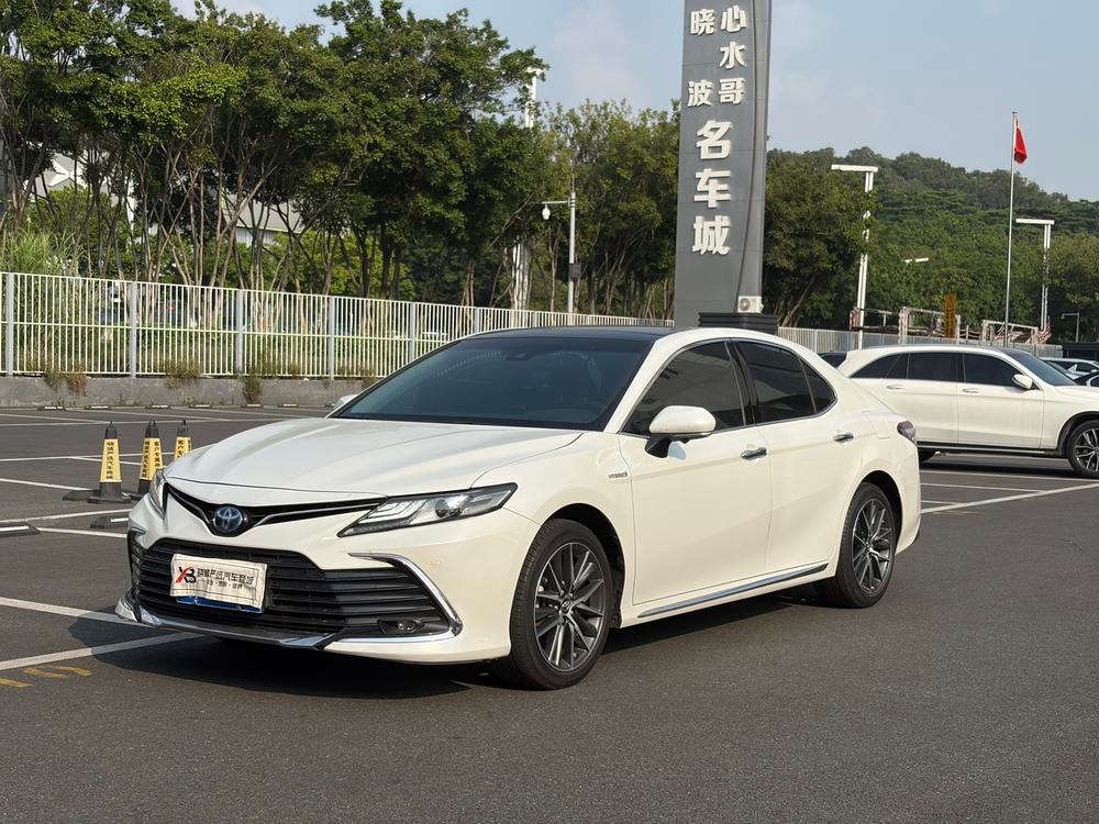 Toyota Camry 2023 — фото автомобиля 1