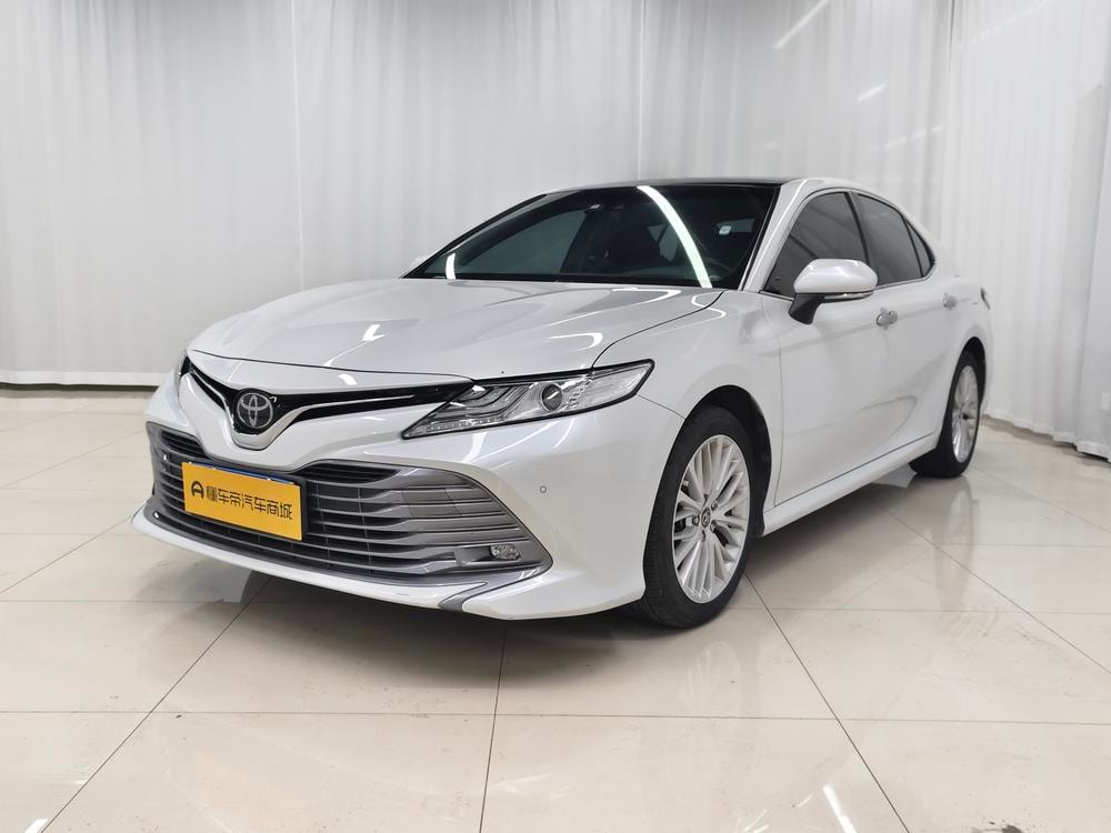 Toyota Camry 2019 — фото автомобиля