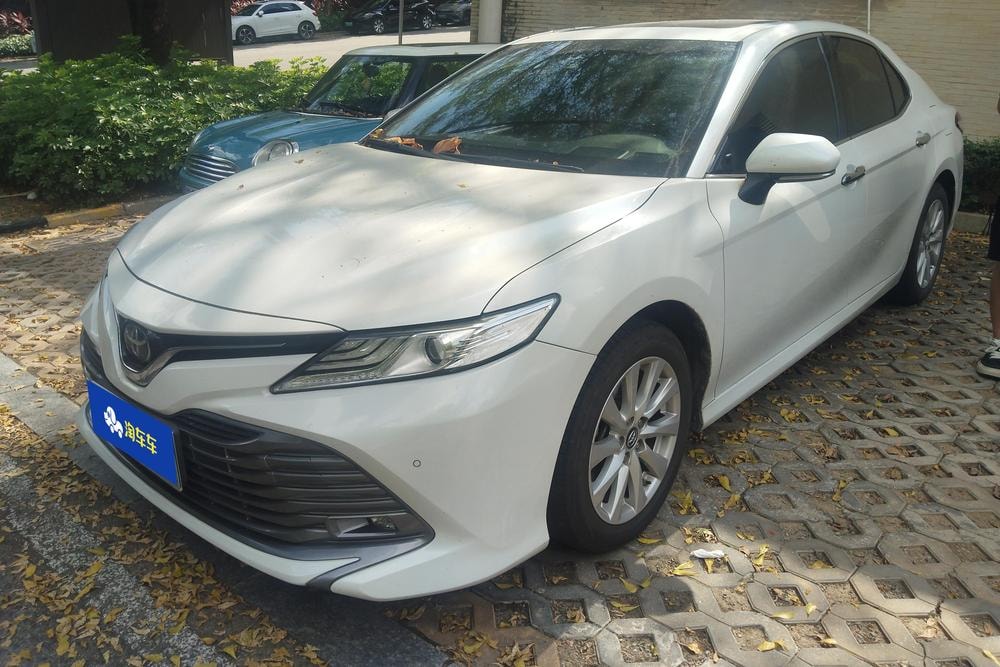 Toyota Camry 2019 — фото автомобиля