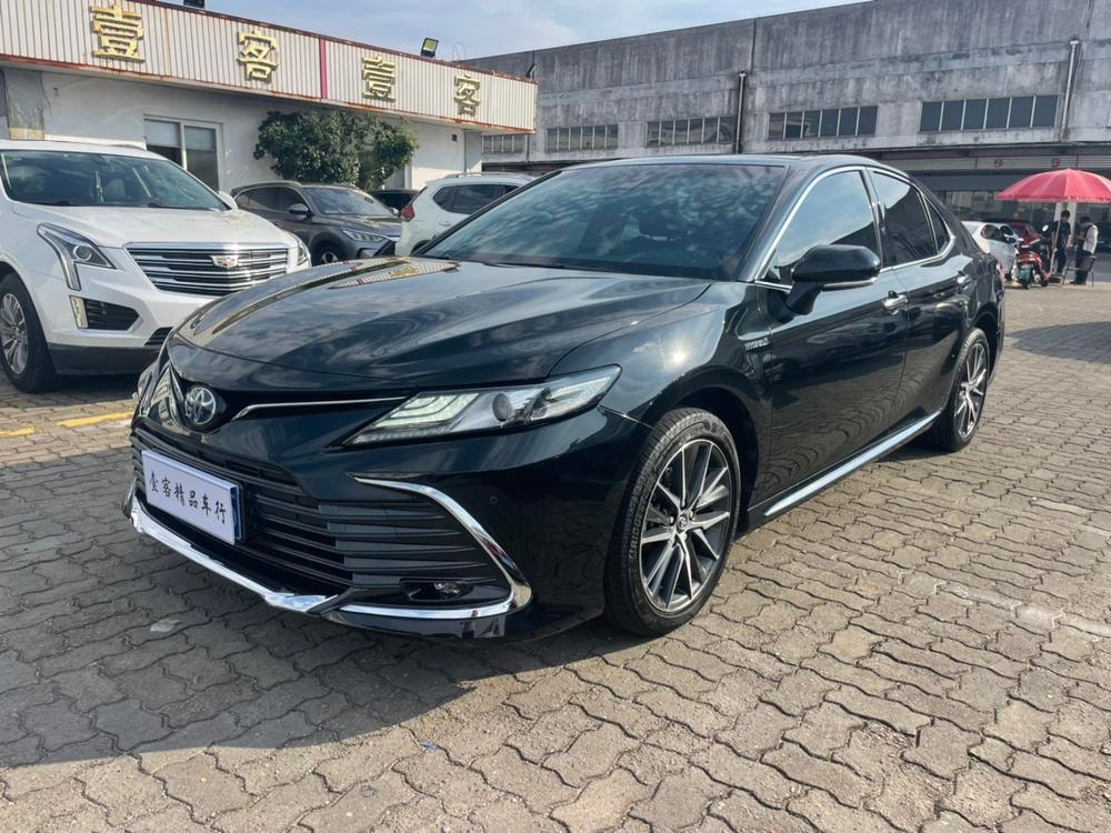 Toyota Camry 2023 — фото автомобиля