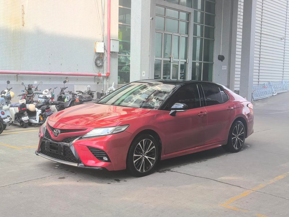 Toyota Camry 2018 — фото автомобиля
