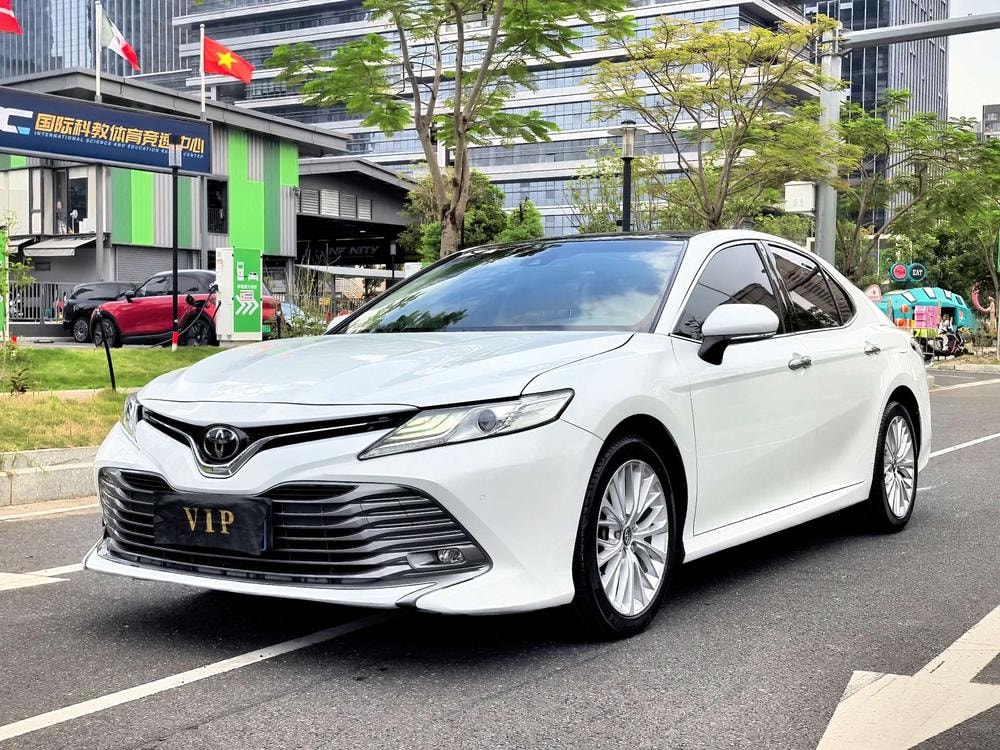 Toyota Camry 2019 — фото автомобиля
