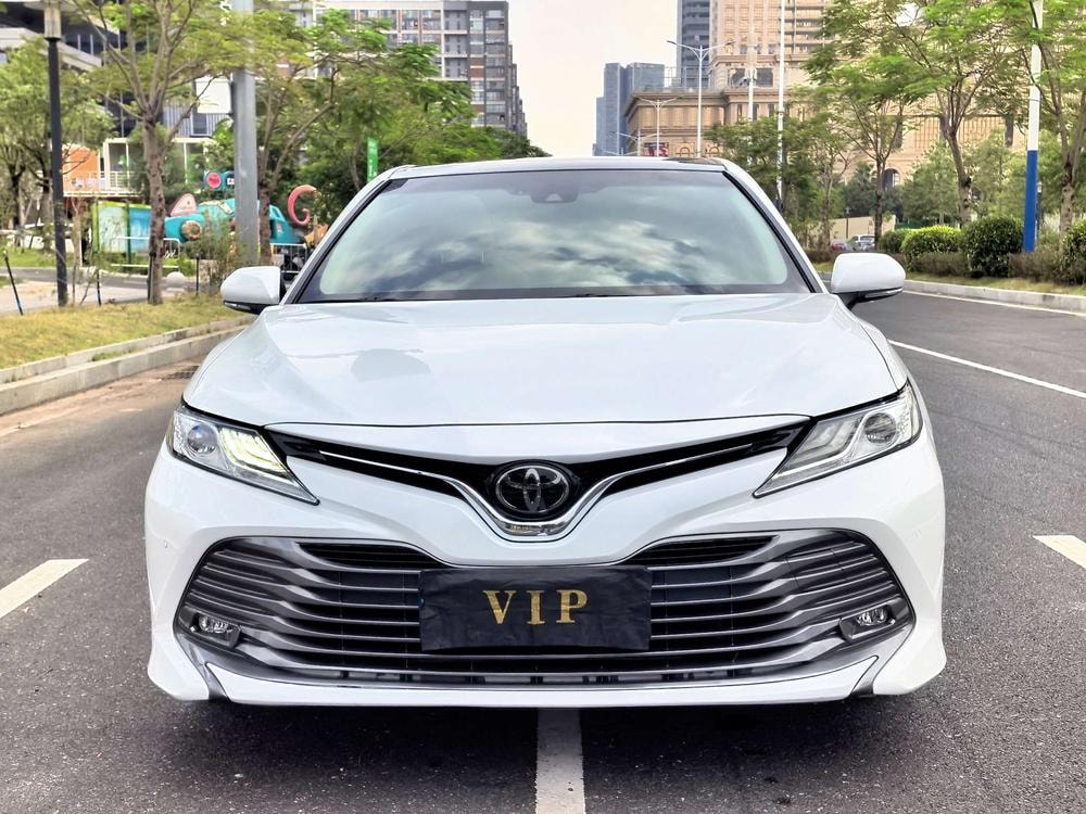 Toyota Camry 2019 — фото автомобиля