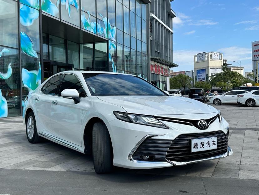Toyota Camry 2023 — фото автомобиля