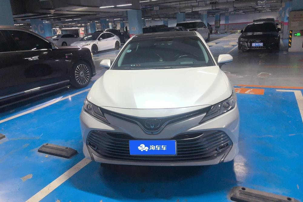 Toyota Camry 2018 — фото автомобиля