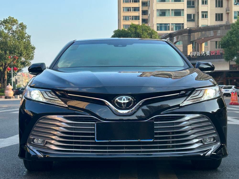Toyota Camry 2019 — фото автомобиля