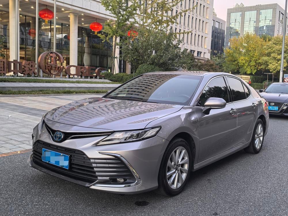 Toyota Camry 2021 — фото автомобиля