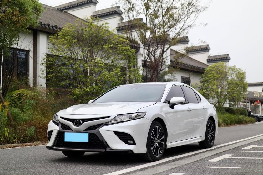 Toyota Camry 2019 — фото автомобиля
