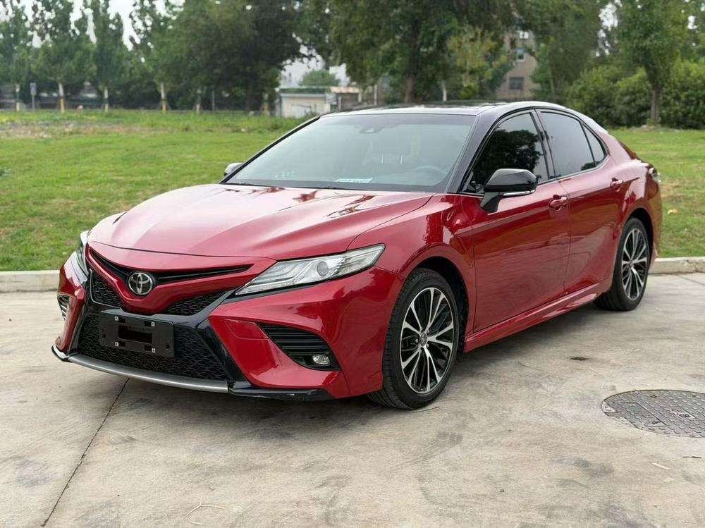 Toyota Camry 2018 — фото автомобиля