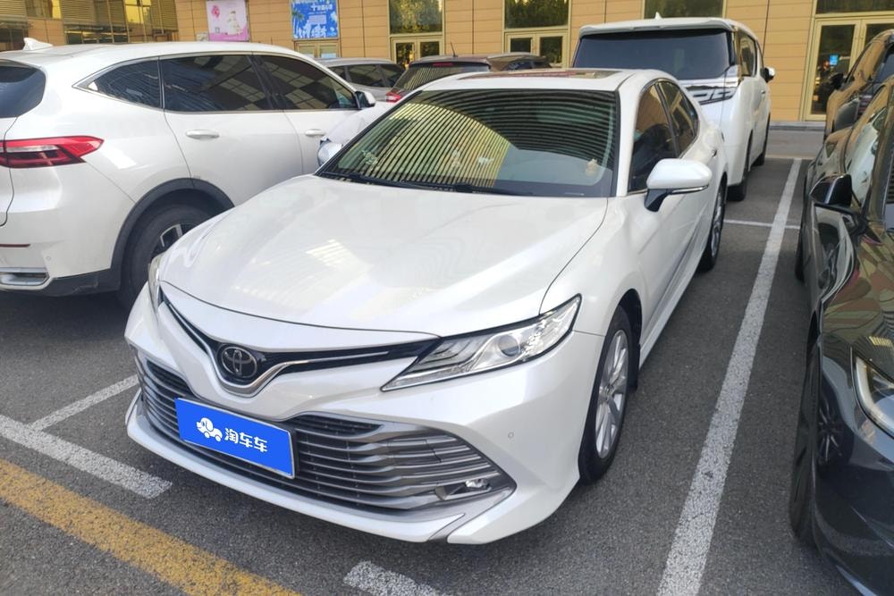 Toyota Camry 2019 — фото автомобиля