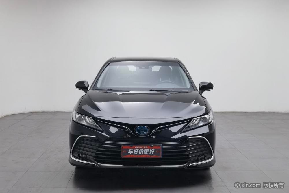 Toyota Camry 2021 — фото автомобиля