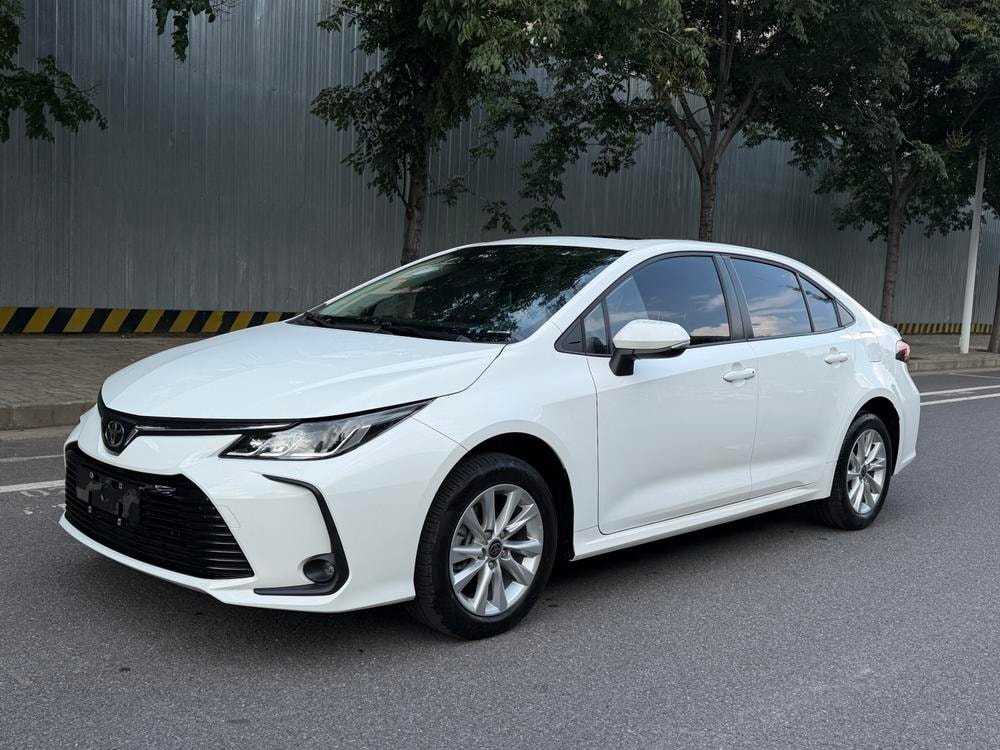 Toyota Corolla 2023 — фото автомобиля 1