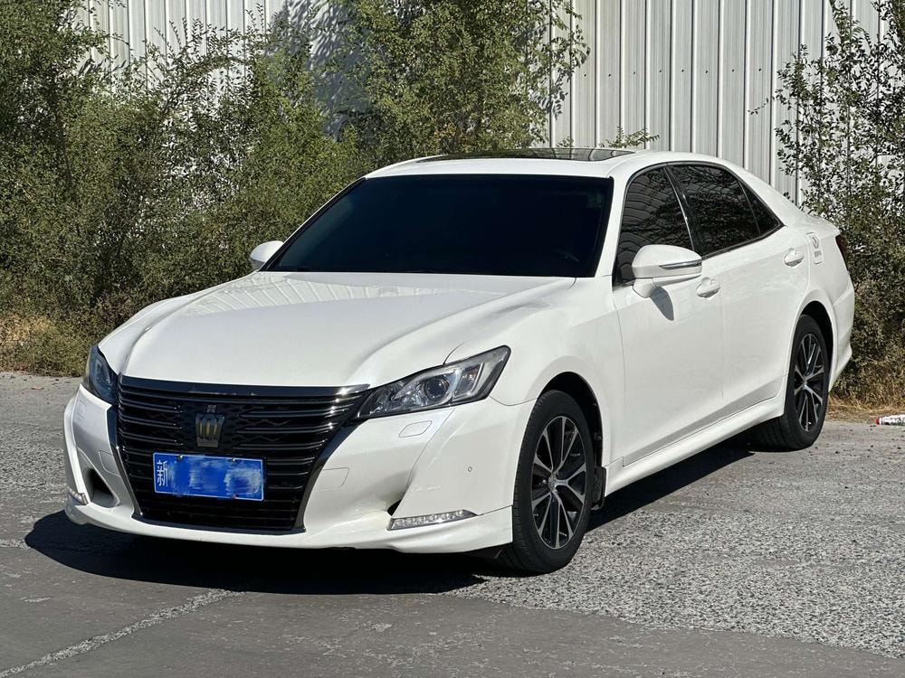 Toyota Crown 2018 — фото автомобиля