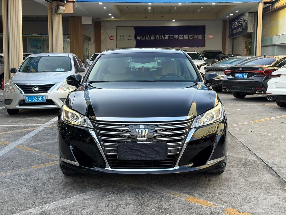 Toyota Crown 2015 — фото автомобиля
