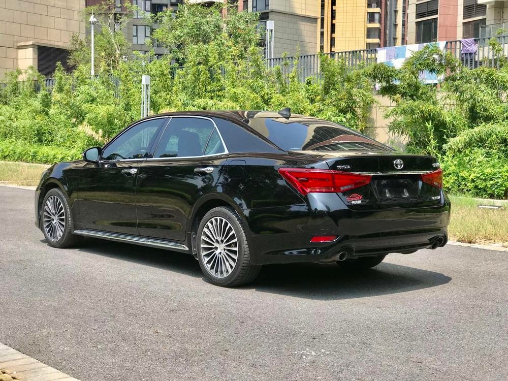 Toyota Crown 2018 — фото автомобиля 1