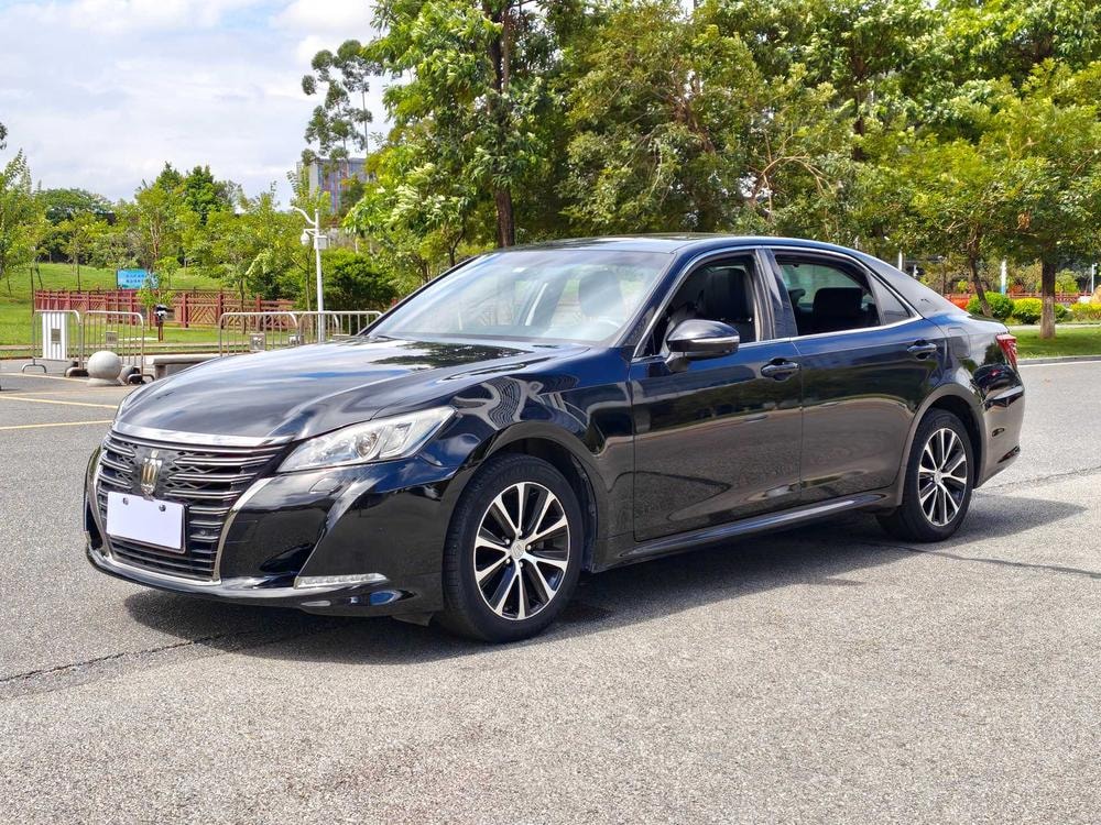 Toyota Crown 2018 — фото автомобиля