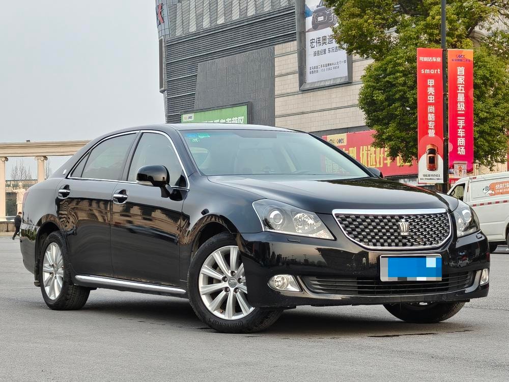 Toyota Crown 2012 — фото автомобиля