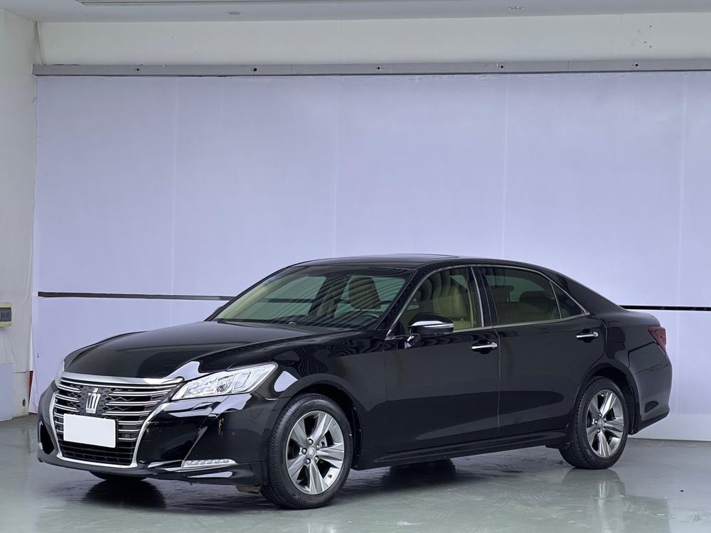 Toyota Crown 2015 — фото автомобиля