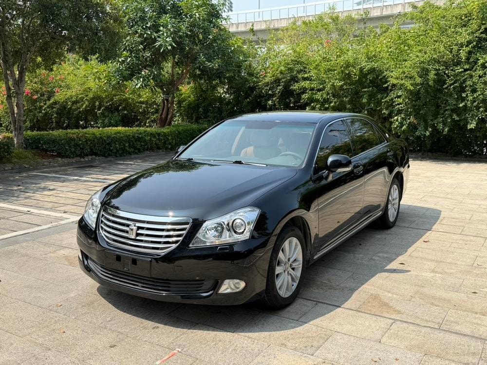 Toyota Crown 2010 — фото автомобиля