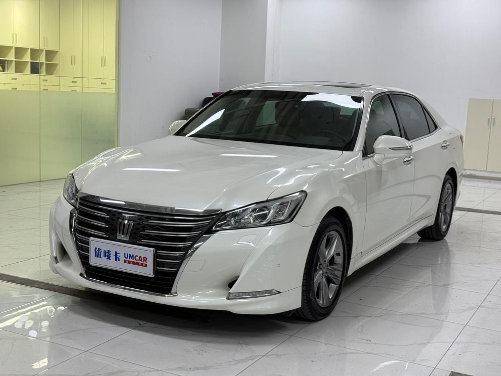 Toyota Crown 2015 — фото автомобиля 1