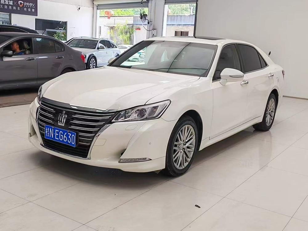 Toyota Crown 2017 — фото автомобиля