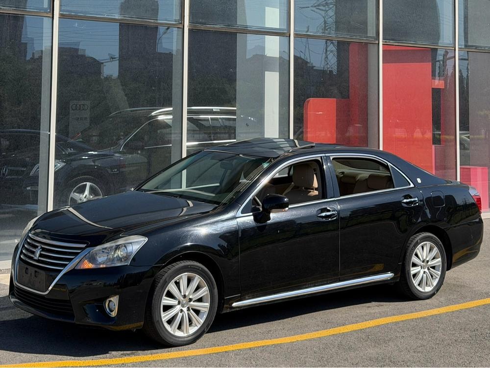 Toyota Crown 2012 — фото автомобиля 1